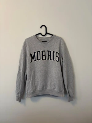 Grå MORRIS Tröja   - Snygg grå sweatshirt från Morris. Tröjan har rund halsringning, långa ärmar och mjukt material. Perfekt för en avslappnad och trendig look.