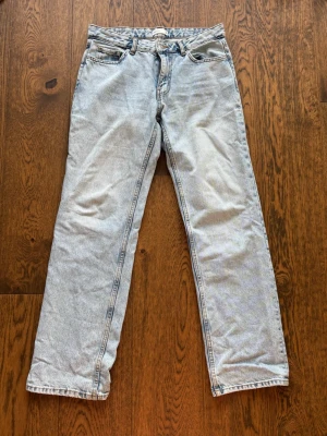 Ljusblå raka jeans - Säljer ett par ljusblå jeans med rak passform från Gina! Dom har lite slitningar längst ner i benen. 