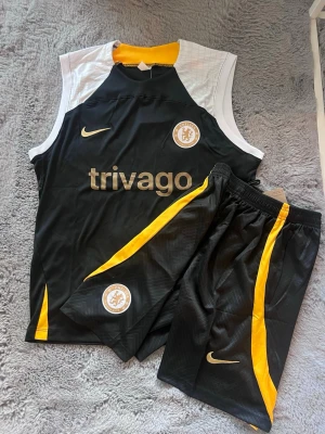 Chelsea träningsett  - Ett träningsett i Chelsea, ett linne + shorts med fickor, storlek L 