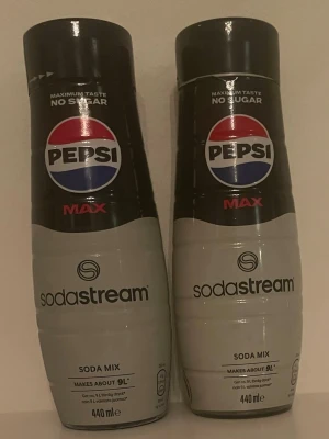 Sodastream Pepsi Max Sodasirap 2-pack - Två flaskor Sodastream Pepsi Max sodasirap, 440 ml vardera. Ger upp till 9 liter färdig dryck per flaska. Flaskorna är svarta och gråa med tydlig Pepsi Max-logga. Perfekt för att göra egen sockerfri läsk hemma.