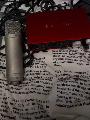 Rode mikrofon & Scarlett ljudkort - Säljer ett paket med en silverfärgad Rode NT1-A kondensatormikrofon och ett rött Focusrite Scarlett 2i2 ljudkort. Perfekt för hemmastudio, podcast eller streaming. XLR-kabel och USB-kabel medföljer. Ljudkortet har två ingångar och flera reglage på framsidan.