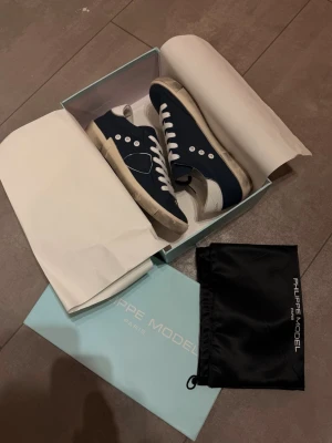 Philip model sneakers - Philip model sneakers, helt nya. Väldigt bra kvalitet. Storlek 41