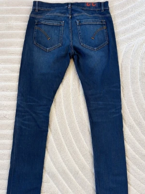 Dondup jeans George  - Blåa snygga dondup jeans i modellen George. Knappt använda. Storlek 33