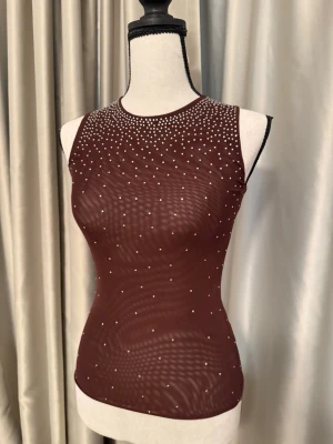 Brun mesh topp med glitter stenar  - Snygg brun mesh topp med med glitter stenar storlek S  