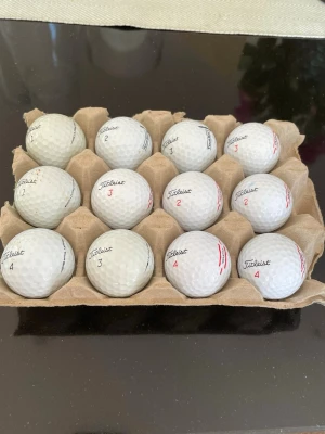 Golfbollar Titleist  - Tjena! Säljer ett dussin vita golfbollar från Titleist. Blandning av TruFeel, Pro v1, Tour Soft och NXT Tour. 