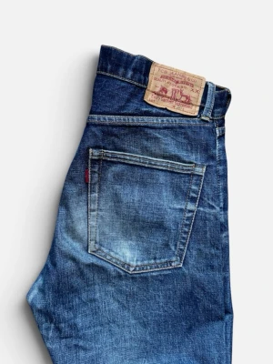 Vintage Japanese Selvedge Denim - Ett par otroligt snygga jeans i japansk selvedge tillverkade kring sent 90 eller tidigt 00 tal. Jeansen är i gott skick! Mått: Längd-111cm Midja-38cm Innerben-83cm