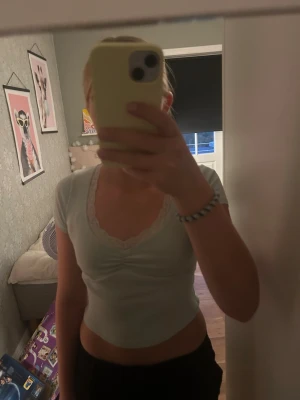 Ljusgrön croppad topp med spets - Söt ljusgrön croppad topp från Primark med smala vita ränder, v-ringning och spetskant. Toppen har korta ärmar och en liten rynkning framtill. Bara andvänd 2 gånger, som ny! 🌺