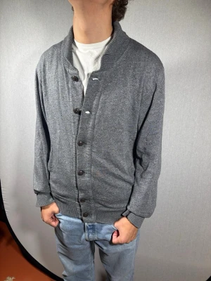 Logg H&M kofta M - Hej och välkommen till byTorén. Detta är en kofta från Logg H&M i storlek M med normal passform. Modell på bild är ca 182, 67kg. Plagget är i bra skick utan några defekter. Tveka inte på att höra av dig, även om det skulle vara minsta lilla;)