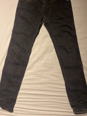 Replay slum fit. - Säljer ett par svarta slim fit jeans med klassisk femficksdesign. 32/32
