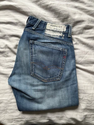 Replay jeans  - Snygga och fräscha replay jeans. I en slim straight modell. Ett hål på knät men inga andra defekter