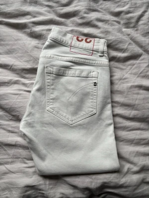 Dondup jeans George  - Snygga fräscha Dondup George jeans. George är en Slim modell och dessa är vita fast lite mer åt det krämigare hållet 