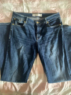 Bershka flared jeans - Använd några gånger så fortfarande i bra fint skick! Mid waist. Storlek 40 passar M/L. Jättefina nu till hösten🍂
