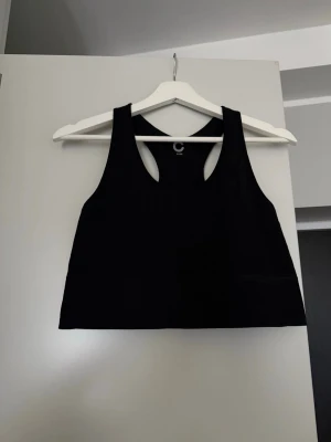 Ribbad Sportbh/Topp Cubus - Säljer denna då den inte passar mig längre. Den är otroligt skön, tunn och stretchig i materialet. 🌸 Storlek XL/2XL och skulle säga att den är normal i storlek. 😊  Har använt denna ett par gånger men den är fortfarande hel, ren och i fint skick! ✨