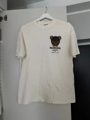 T-Shirt New Yorker - Jättesnygg tröja som sambon ej använder längre! 😁     Är använd några gånger men fortfarande i väldigt fint skick! Ingenting alls att anmärka på. Trycket är helt och fint på båda sidor. 🌸 Normal i storlek. Är ju även en relaxed fit. 👍🏼 