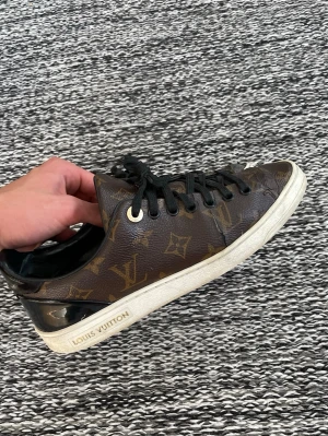 Louis Vuitton skor - Super använda, säljer de privat. Kostar 10.000kr nya, finns lite liv kvar. Först till kvarn, vill bara bli av med de. Därav det extremt låga priset!