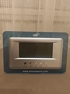 Digital väckarklocka med blå ram - Digital väckarklocka från atn med stor LCD-skärm och blå genomskinlig ram. Har flera knappar för inställningar som timer, 12/24-timmarsläge och temperaturvisning i °C/°F. Passar perfekt på skrivbordet eller nattduksbordet.