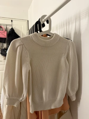 Vit stickad tröja från Gina Tricot - Säljer en vit stickad tröja från Gina Tricot i storlek XS. Tröjan har puffärmar, ribbad halsringning och ärmslut. Materialet känns mjukt och bekvämt.