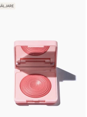 Rosa puderrouge från CAIA - Snyggt puderrouge från CAIA i en fräsch rosa nyans. Kommer i en stilren, ljusrosa fyrkantig dosa med spegel i locket. Rouget har en pressad, cirkulär form och ger en naturlig glow till kinderna. Färg wild strawberry 