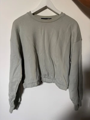 Ljusgrön oversized hoodie - En ljusgrön oversized hoodie med rund halsringning och resår i nederkant samt ärmslut. Hoodien har en enkel och clean design utan synliga loggor eller tryck. Perfekt för en avslappnad och stilren look.