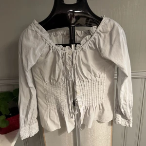 Prada Blus (S) Volanger & Knytband - Passar: XS-S. 100% bomull nypris: ca 10 000 kr.   0751