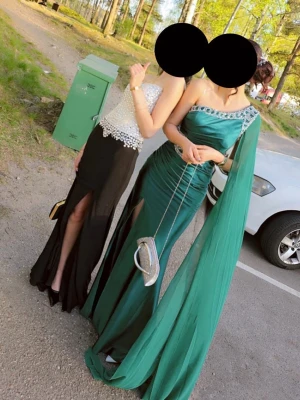Grön festklänning  - Säljer denna fina eleganta festliga klänningen. Jätte bra material. Endast använd en gång, därav inga fel på klänningen. Priset går att diskutera 🩷