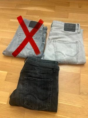Jack & jones jeans - Tjena säljer 3 par jack & jones jeans, antingen i bulk eller separat. De svart är slim/glenn i 31/32, de ljusgråa är comfort/mike i 30/32 och de mörkgråa är slim/glenn i 29/32🫡
