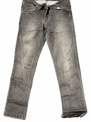 Libero Milano grå/svarta jeans – Made in Italy – Strl 48 - Snygga Libero Milano jeans i grå/svart tvätt med riktigt fin vintage-look. 🇮🇹 Tillverkade i Italien och i 98% bomull / 2% elastan, vilket ger lite stretch och en bekväm passform.  • Storlek: 48 • Made in Italy • Grå/svart washed denim • 98% bomull, 2% elastan • Klassisk femficksdesign • Snygg naturligt faded/vintage tvätt • Fint begagnat skick  Riktigt snygga jeans som passar perfekt till både sneakers och loafers. Skriv gärna vid frågor eller om du vill ha mått! 📦