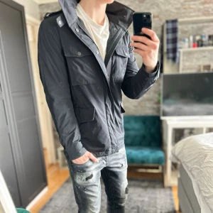 Tiger of sweden field jacket - Bra skick,  lite smuts på kragen bara! Passar dig som är mellan 178-185cm ungefär. Nypris ca 3000kr. Modellen är 185 cm, 75kg. Passar bra nu till våren! Skriv för mer information!🤝