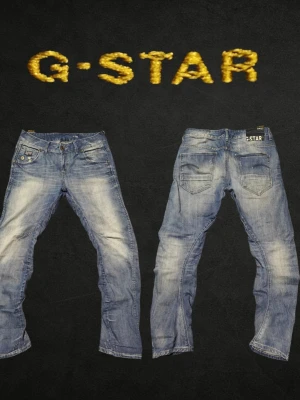 G-Star Raw GS01 W32 blå jeans - ❌ Passformsbilder skickas ej. Se mått! Säljer ett par blå jeans från G-Star med klassisk femficksdesign och raka ben. Jeansen har slitningar och tvättade detaljer för en cool, avslappnad look. Passar perfekt till streetwear och vardagsstil. 💬 Prisförslag välkomnas. 🚫 Rökfritt & djurfritt hem. 📦 Skickas inom 24 timmar. 😱 Smutsfläckar kan förekomma.