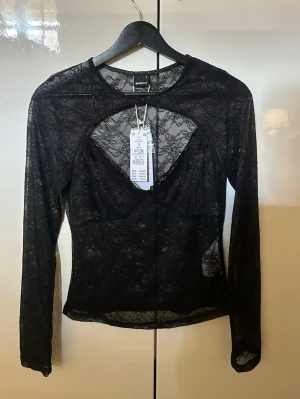 Svart långärmad spetstopped cut out - Säljer denna snygga slutsålda toppen från Gina Tricot 🌟Lappen sitter fortfarande kvar då jag aldrig andvänt toppen innan, den är därför i mycket bra nytt skick 🙌🏻
