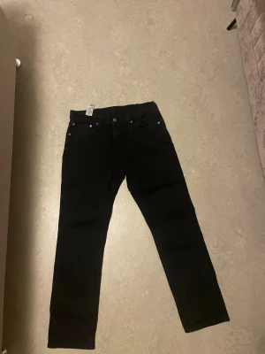 Svarta Levis jeans - Säljer ett par svart Levis jeans som är 33 i bräden och 30 i längden har kanppt haft på mig dig. FAST PRIS 