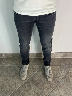 Replay Anbass jeans - SKICK — 9/10 Utmärkt skick. Små tecken på användning.  STORLEK — 32 Modellen är 170 cm lång och väger 67 kg.  MÅTT (CM) (Se sista bilden för guide till hur måtten tas.)  A — 39 cm B — 98 cm C — 16 cm