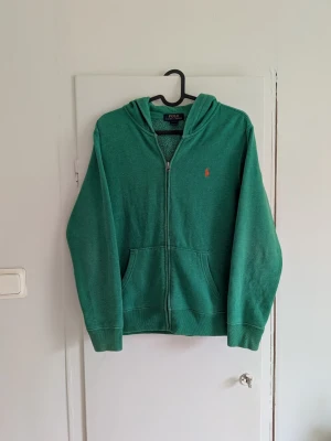 Ralph Lauren zip hoodie - Tjena! Jag säljer en riktigt snygg vintage Ralph Lauren zip hoodie😁 Den är självklart äkta✅ Skicka om du har några frågor☺️ Den är lite nopprig annars bra skick! Storlek L barn men passar xs vuxenstorlek!