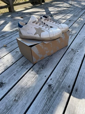 Golden goose skor - Snygga vita skor från golden goose. Original box och dustbag ingår.