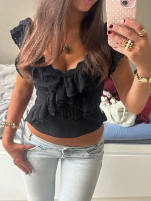 Virkad vringad zara volangtopp  - Såå fin vringad vitkad volangtopp från zara! Jag är 168 och det är mina bilder, köp via köp nu direkt eller Swish, kvar tills markerad som såld 💖 