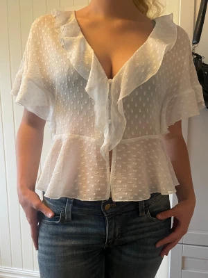 Blus från Zara -  Vit genomskinlig blus köpt från zara. Blusen är i storlek S och är i mycket fint skick.