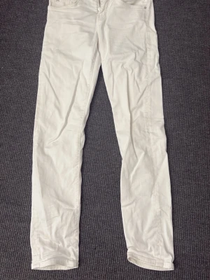 Vita jeans från J.Lindeberg - Skick 9/10 super schyssta J.Lindeberg Jeans. Storlek 30/32 i Slim fit🙌