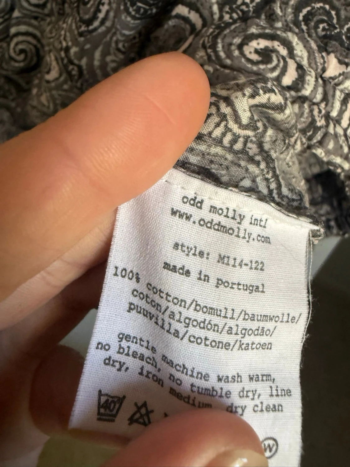 Gråmönstrad blus med v-ringning - 3
