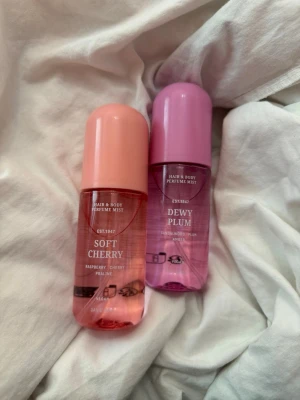 2st Hår och body mist från H&M 100ML - Säljer 2 st H&M Hair & Body Mists i 100ML.  Perfekta att ha med i väskan eller använda under dagen. 💕 Oanvända!  Nypris 80kr/styck💕