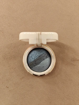 Flormar duo ögonskugga blå/grå - Säljer en rund duoögonskugga från Flormar med skimrig mörkblå och en metallisk grå färg, perfekta för att skapa intensiva ögonlooks.