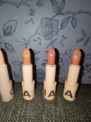 Caia läppstift  - Säljer fyra stycken läppstift från Caia i använt skick. No Drama, Epic Babe, Chic och Lyric Lips. 20:- styck plus frakt. 
