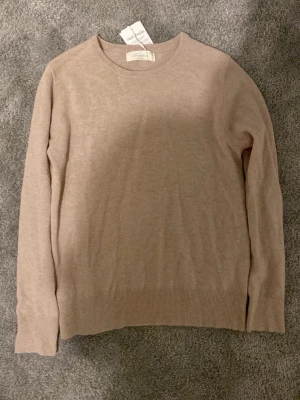 Kashmir Sweatshirt - Säljer den här riktigt snygga tröjan i Kashmir från Sayless. Tröjan är S men är liten i storlek så passar XS. Lappar finns även kvar på tröjan och säljer för mer än 50 % än ordinarie pris. Vid frågor är det bara att skriva och samma gäller om ni vill ha fler bilder tex.