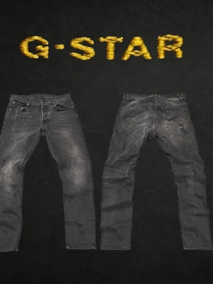 G-Star Raw 3301 Slim W33/L32 gråsvarta jeans - ❌ Passformsbilder skickas ej. Se mått!Snygga svartgrå slim jeans från G-Star med slitna detaljer och raka ben. Jeansen har klassisk femficksmodell, knappgylf och cool tvätt som ger en avslappnad look. Perfekta för dig som gillar streetwear och vill ha en trendig stil.💬 Prisförslag välkomnas. 🚫 Rökfritt & djurfritt hem. 📦 Skickas inom 24 timmar. 😱 Smutsfläckar kan förekomma
