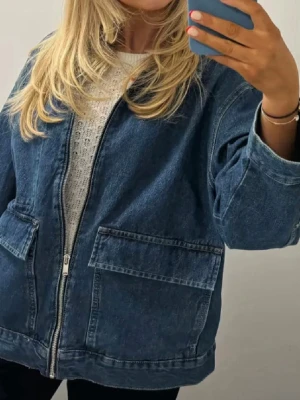 Mörkblå jeansjacka - Utsåld mörkblå jeansjacka från H&M. Använd fåtal gånger så som ny. Nypris 399kr. Storlek M men liten i storleken så sitter som em S. (Ops, behöver strykas) Säljer då den inte kommer till användning. Tryck gärna på köp nu. 