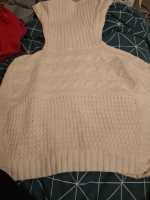Vit stickad polotröja Gina Tricot - Säljer en krämvit stickad polotröja från Gina Tricot. Tröjan har bred polokrage, kabelstickat mönster upptill och ett tätare stickat parti nedtill. Ribbstickade muddar vid krage och nederkant. Perfekt för kalla dagar!