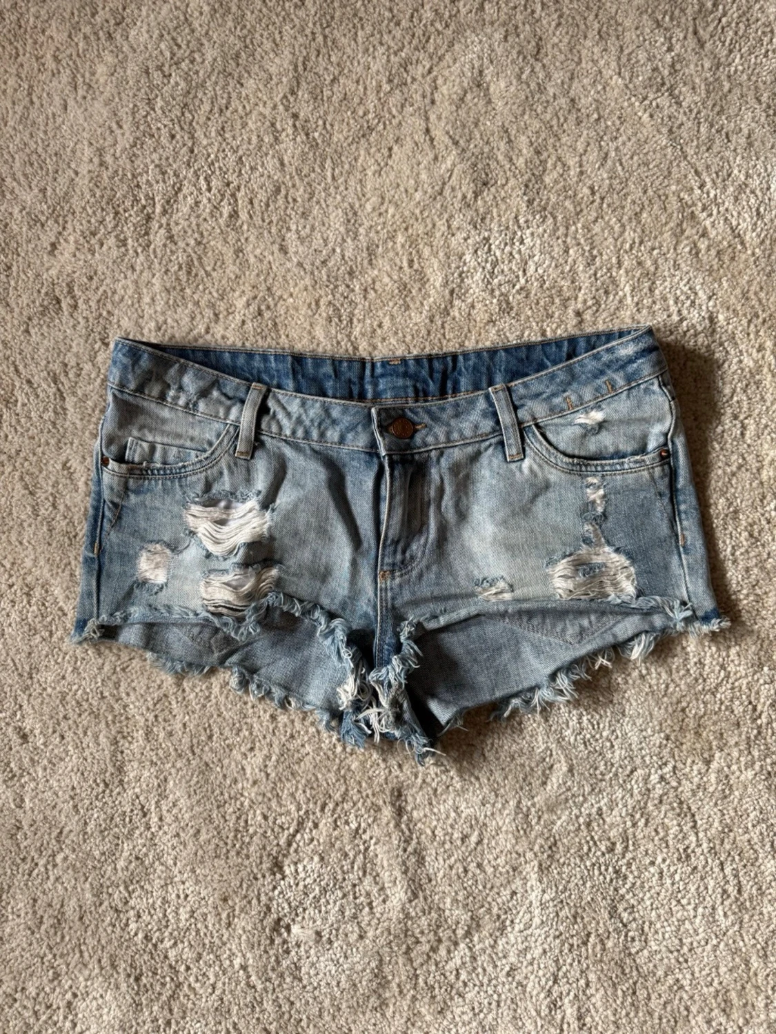 Blå slitna jeansshorts med fransar
