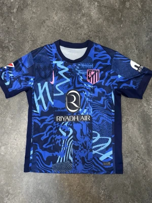 Atletico Madrid Away Laliga 2024 - Som ny Atletico Madrid fotbollströja.  Tröjan är i mycket bra skick och säljer den för att den är för stor.  Pris: 185 kr – tycker det är ett bra och rimligt pris för tröjan. Priset kan diskuteras vid snabb affär.  Skickas snabbt och packas ordentligt.