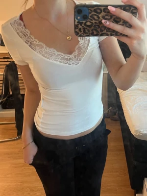 Vit spets t shirt - Den är använd runt 3 gånger den är i väldigt bra skick och är slutsålt i storleken xs , jätte fin och passar till allt   Säljer pågrund av att jag inte använder den