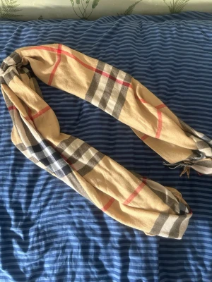 Burberry halsduk  - Fet burberry scarf, lite använd men inga hål elr ngt. Perfekt till vintern 🧣❄️