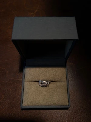 Maria Nilsdotter Jaw Ring silver - käk-/tandring från Maria Nilsdotter. Säljer då den tyvärr är för liten för mig. Använd men i fint skick och nyligen silverputsad av mig. Har inte den exakta storleken men på Maria Nilsdotters hemsidas egna storleksguide är 17mm som innecirkel mått samma som storlek 17💖  Originalask medföljer. Nypris 1 795 kr/st ✨